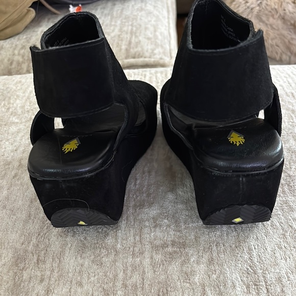 Volatile Black Mules Comfortable Textured Clogs - Picture 9 of 9